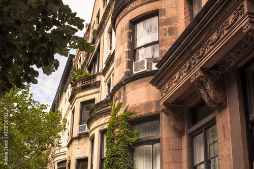 Canvastavla Beautiful row on New York City brownstone homes.