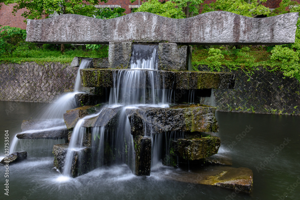 Naklejka premium yamaguchi fountain with rock
