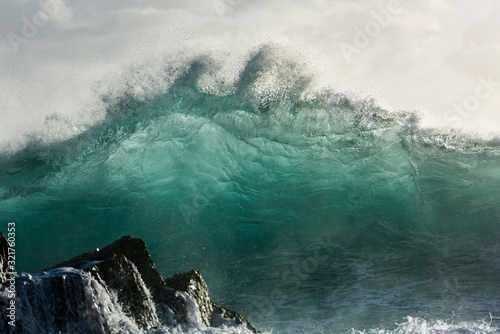 Obraz na płótnie Huge waves at sunrise, Byron Bay Australia