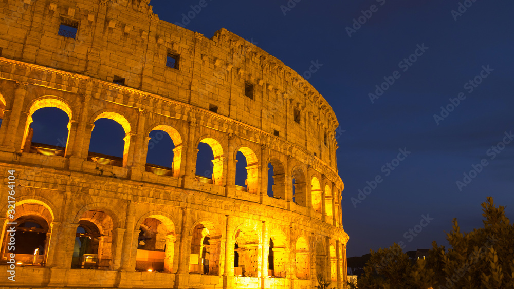 Fototapeta premium Colosseum in Rome at twilight , Italy