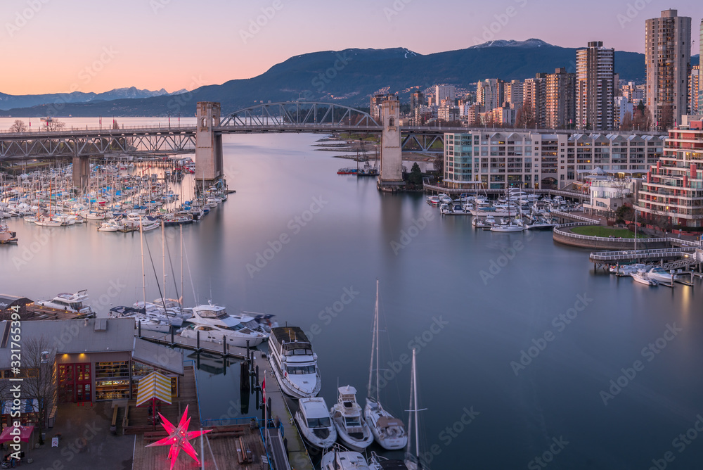 Fototapeta premium View of Vancouver and Burard Bridge
