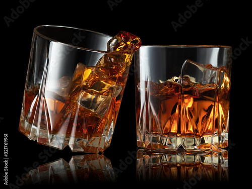 Fotografie glasses of whiskey making toast