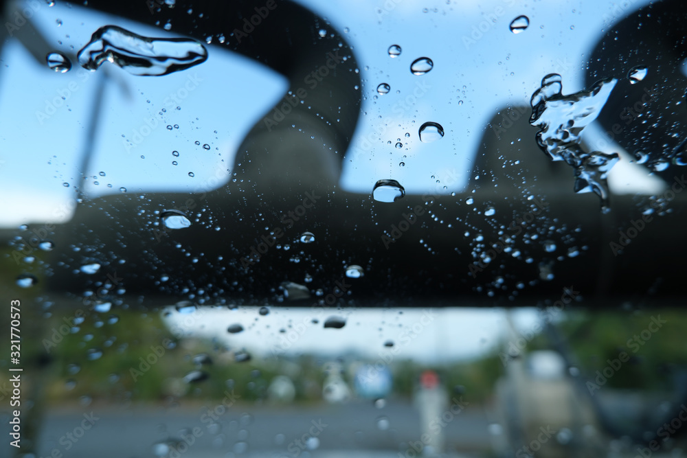 車の洗車中に吹き上がる水滴