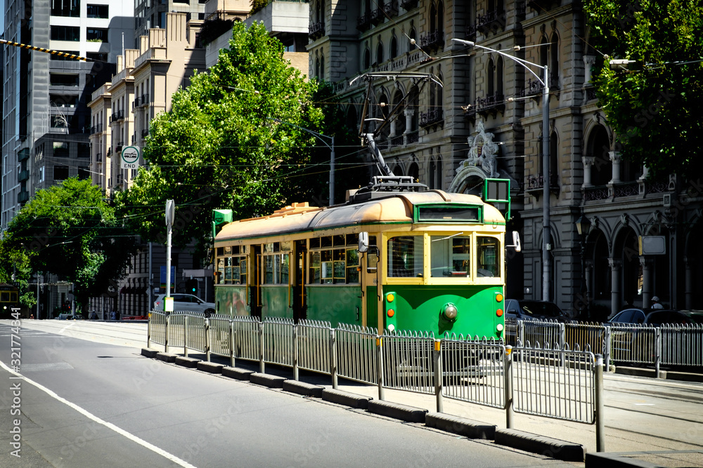 Obraz premium Famous Melbourne city cycle trams with tour groups at Australia