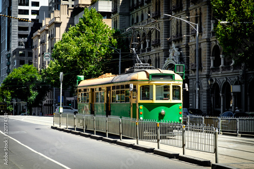 Fototapet Famous Melbourne city cycle trams with tour groups at Australia
