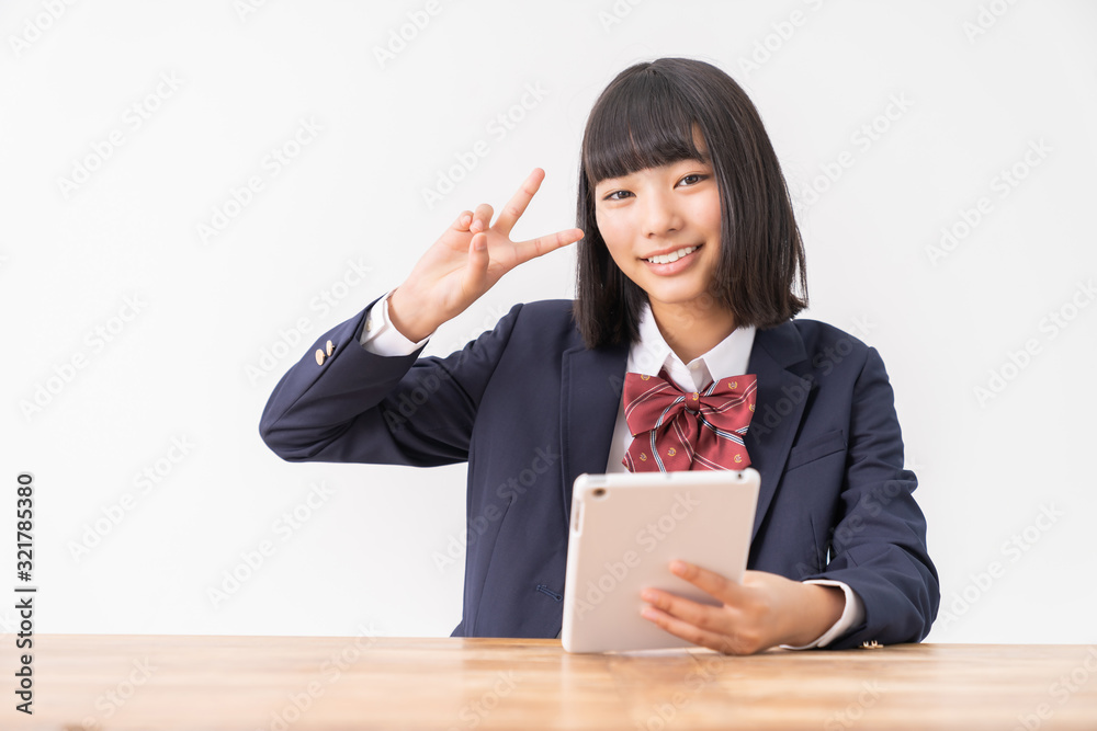 タブレットを見る女の子　制服