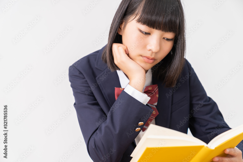 女子学生　制服　読書