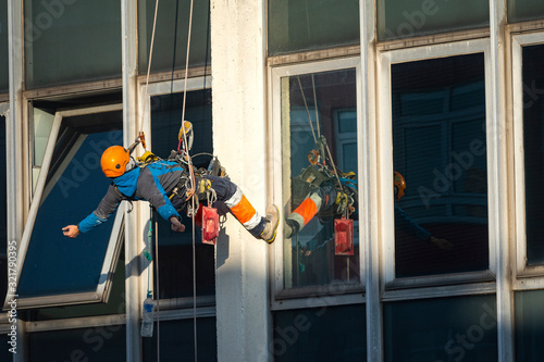 trabajador de altura cayendo o accidente laboral o prevención de riesgos laborales o trabajador cayendo desde un obra en construcción o caída al vacío o cayéndose 