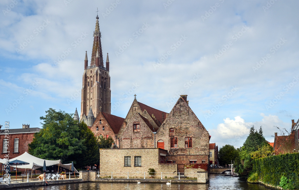 Fototapeta premium Last light of sunset on the buildings on canals in center of Bruges, Belgium