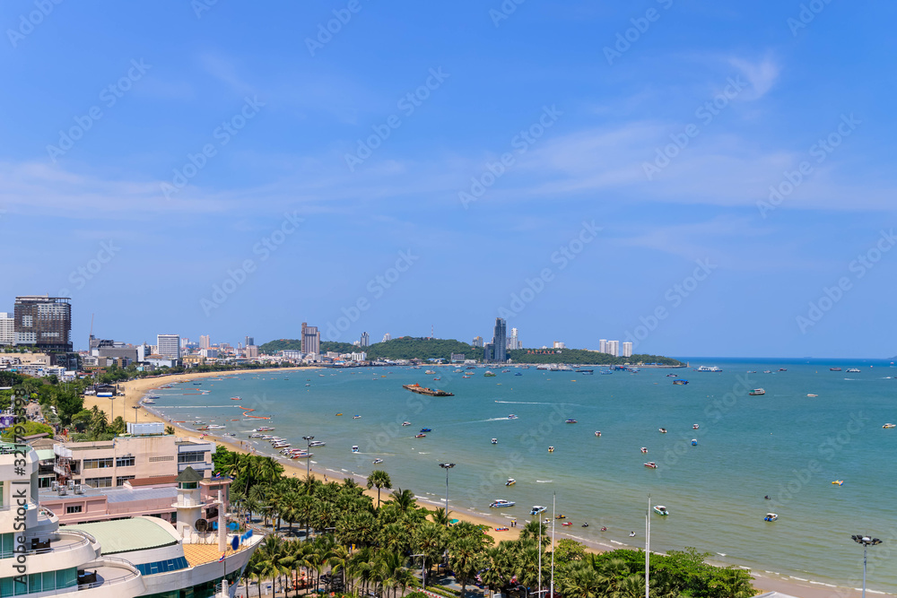 Naklejka premium Pattaya bay beach harbor and city in sunny day, Chonburi, Thailand