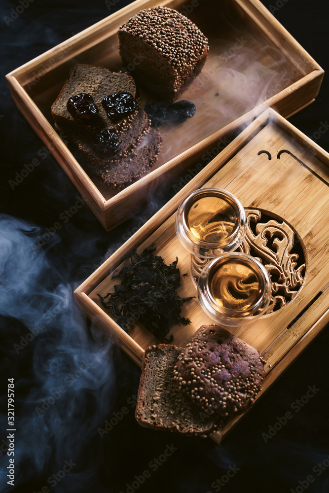 Foto Stock Chinese tea board with cups of hot green leaf tea Da Huan Pao and healthy cereal