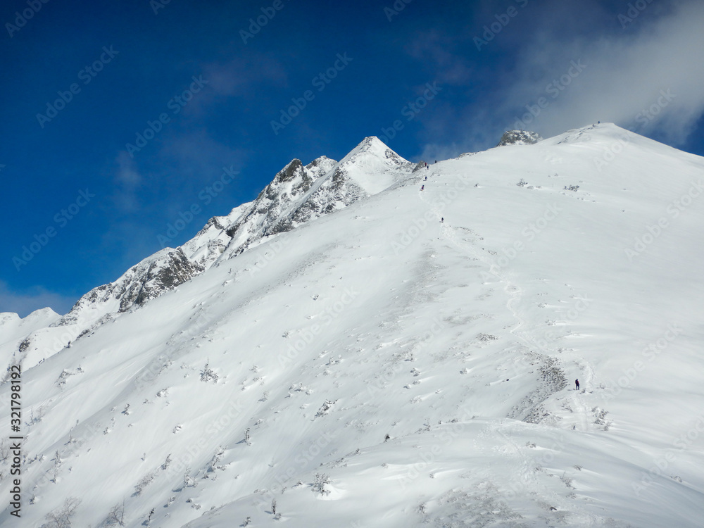 青空と雪景色の西穂高岳
