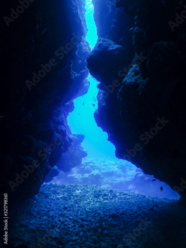黒島で海底洞窟を探索