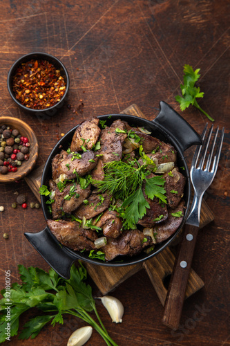 fried chicken liver in black pot