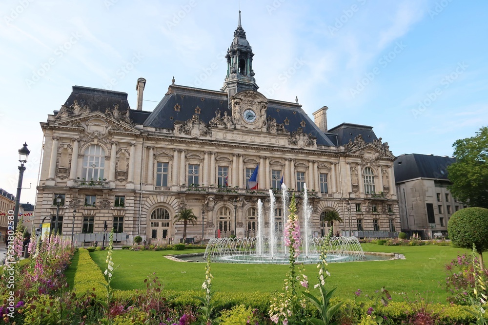Hôtel de ville de Tours, avec jardin et fontaine au premier plan (France)
