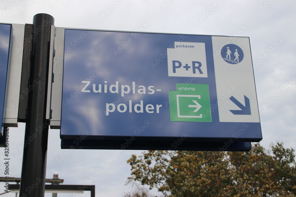 White and blue direction sign to Zuidplaspolder on the platform of train station Nieuwerkerk aan den IJssel
