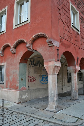Czerwona kamienica z arkadami, stary rynek w Poznaniu