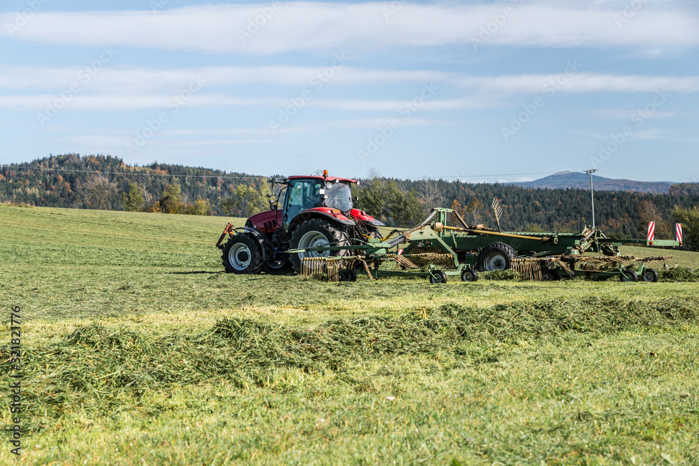 Traktor mäht eine Wiese im Bayerischen Wald, Deutschland