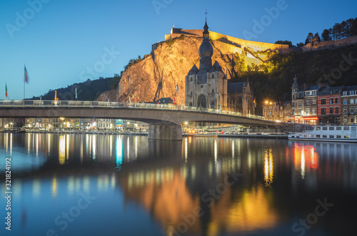 Cuadro en lienzo La belle ville de Dinant