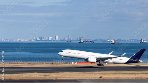 羽田空港滑走路を離陸する飛行機