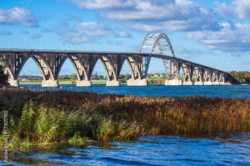 Eine Brücke zwischen Seeland und Moen in Dänemark photo