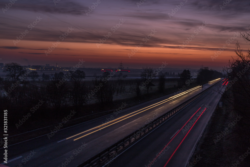 Autobahn bei Mainz im Sonnenaufgang