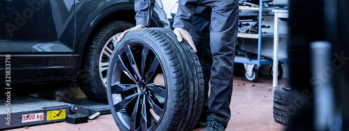 Autowerkstatt - Reifenwechsel - Winterreifen Sommerreifen photo