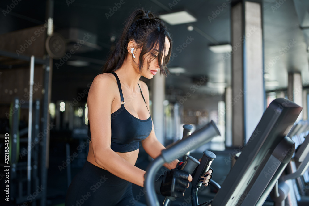 Fototapeta premium Fitnesswoman doing cardio in gym.