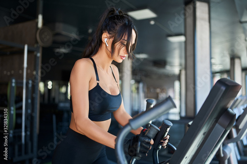 Fitnesswoman doing cardio in gym.