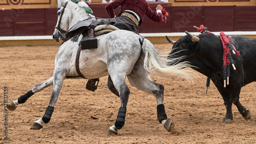 Tauromaquia a caballo en la plaza de toros durante la corrida de rejones.