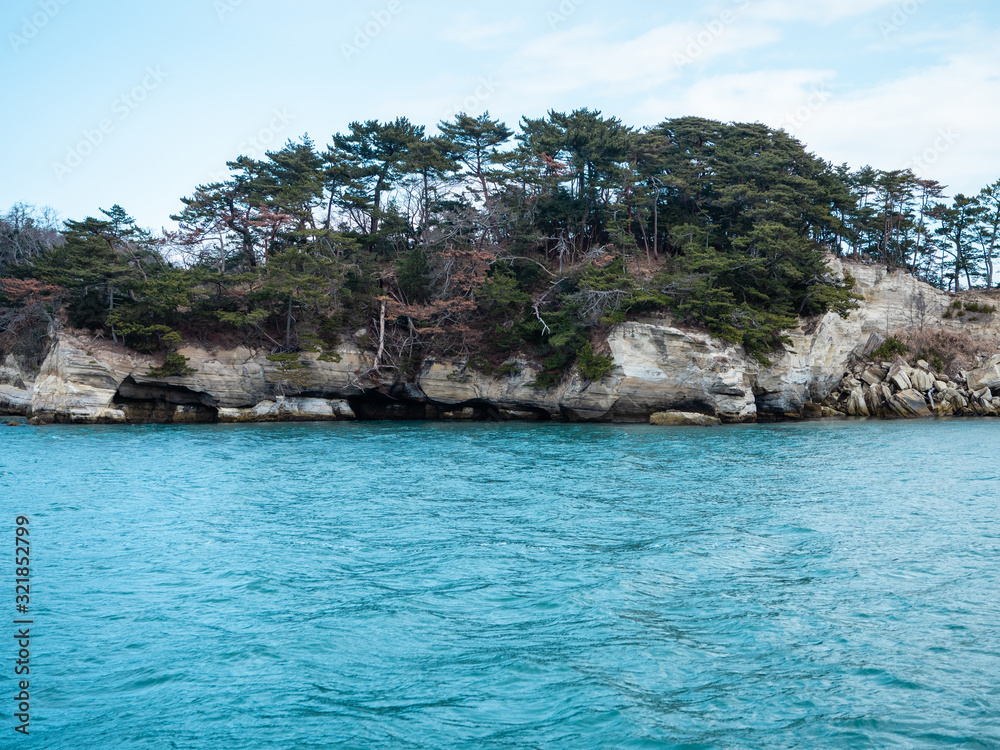 日本三景、松島の島巡り観光船からの景色。