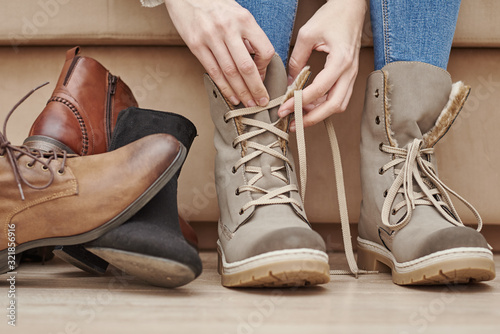 Foto Woman chooses comfortable shoes among a bunch of different pairs