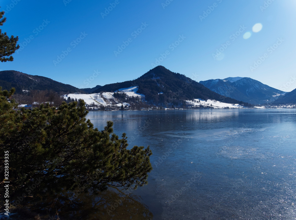 Schliersee in Oberbayern. Blick auf den zugefrorenen See von Stadtstrand 