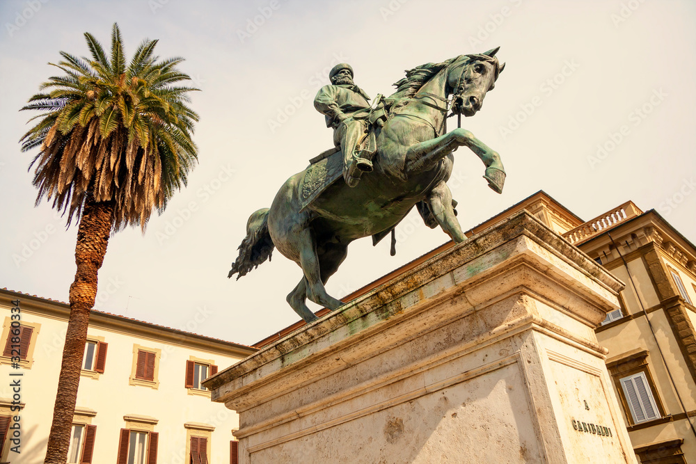 Φωτογραφία The Monument to Garibaldi(1904year) is a bronze equestrian statue in the homonymous piazza on Corso Silvani Fedi, in Pistoia, region of Tuscany, Italy