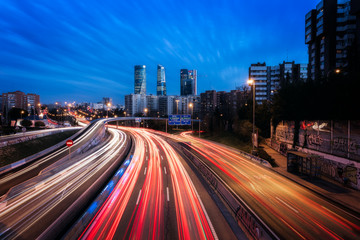 Papier peint photo Autoroute de nuit Quatre tours de Madrid à l'heure bleue  © David