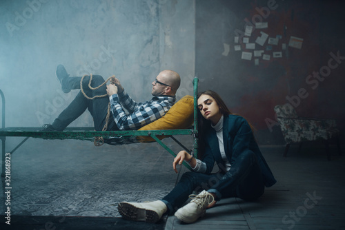 Φωτογραφία Maniac kidnapper and hostage handcuffed to the bed