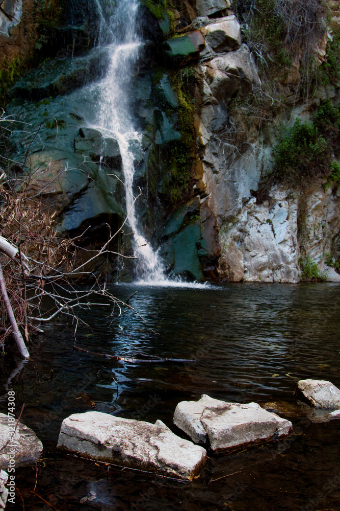 Obraz premium A tranquil waterfall in California with stepping stones