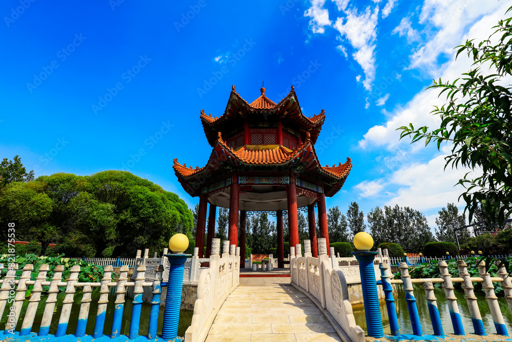 Naklejka premium Chinese traditional Pavilion in the park