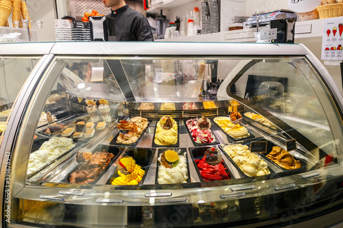 Carta da parati Refrigerated display case with a large assortment of soft ice cream in an Italia