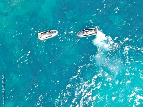 vista aerea de una moto acuatica navegando en el mar con espuma  © Enrique
