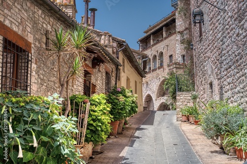 Bild auf Leinwand Characteristic alley in the Italian city of Assisi