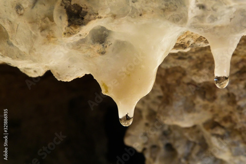 Grotta con Stalattiti di calcare e goccia d'acqua photo