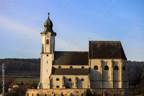 Iglesia antigua en los alto de una colina y en medio de un pequeño pueblo de Austria.  photo