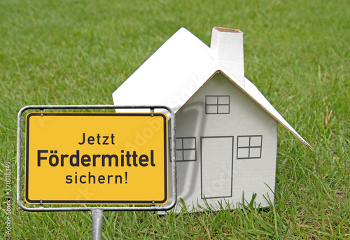 Ortsschild, Kartonhaus „Jetzt Fördermittel sichern!“ photo