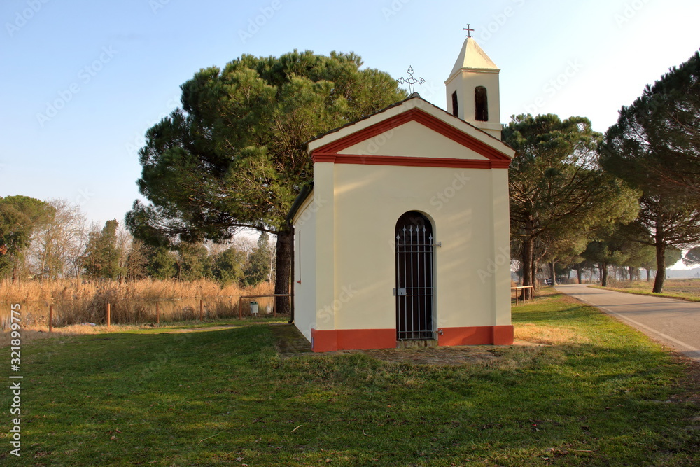 Piccola chiesa di campagna a Mesola. Città in provincia di Ferrara Italia.