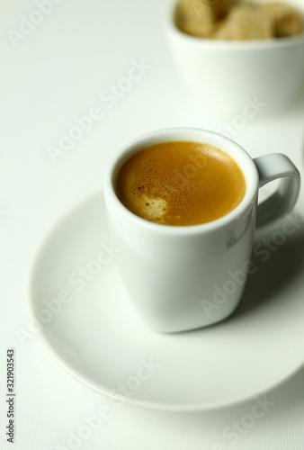 Concetto di bevanda italiana. Tazza bianca classica di caff   espresso con caff   su fondo bico.