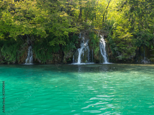 Vistas en el parque natural de Plitvice en Croacia con lagos y cascadas de agua cristalina