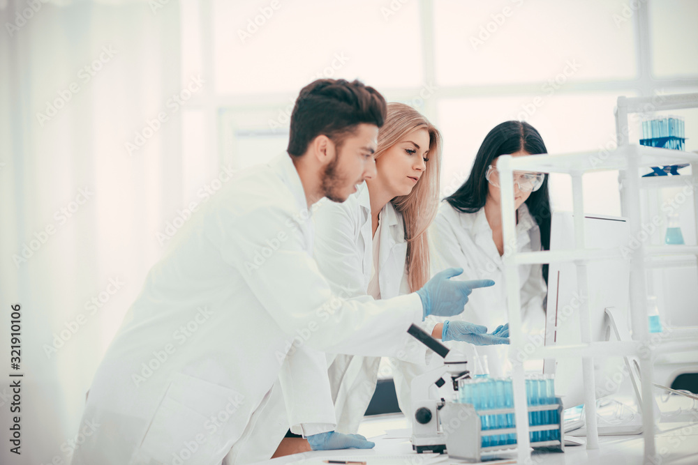 Fototapeta premium group of scientists discussing the results of a study on coronavirus