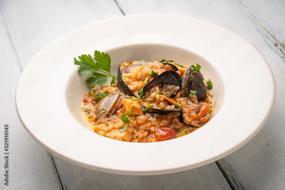 Piatto di delizioso risotto alla pescatora, Cucina Italiana Piatto di delizioso risotto alla pescatora, Cucina Italiana