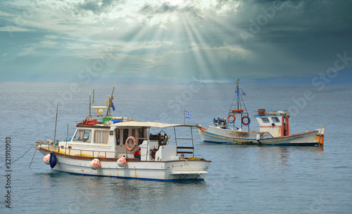 Griechische Fischkutter auf dem Meer